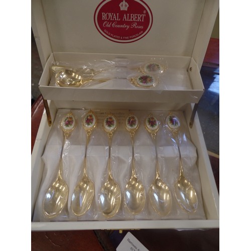 251 - ROYAL ALBERT OLD COUNTRY ROSES GOLD PLATED & PORCELAIN TEASPOONS IN ORIGINAL BOX TOGETHER WITH A PAI... 