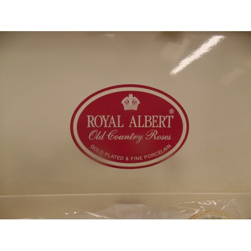 251 - ROYAL ALBERT OLD COUNTRY ROSES GOLD PLATED & PORCELAIN TEASPOONS IN ORIGINAL BOX TOGETHER WITH A PAI... 