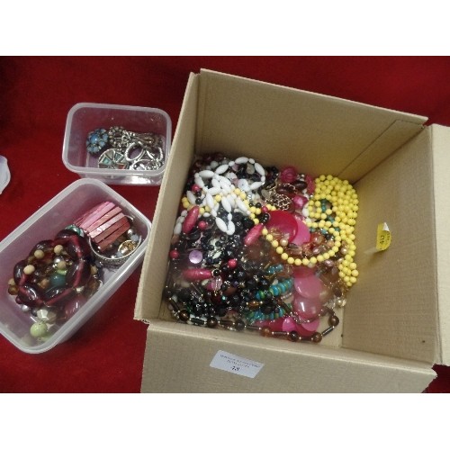 48 - QUANTITY OF COSTUME JEWELLERY.