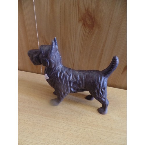 302 - LOVELY CAST METAL SCOTTIE/W.HIGHLAND TERRIER DOG FIGURE.