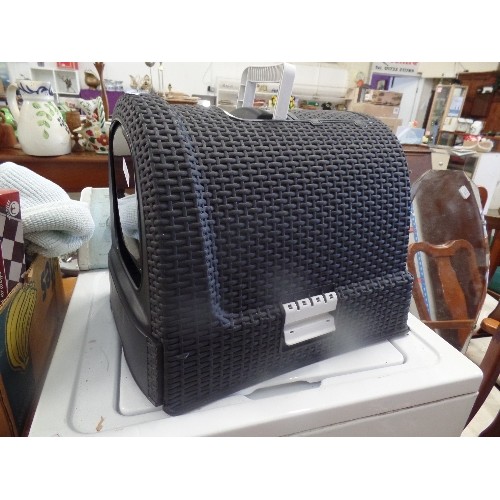 345 - PETLIFE BY CURVER, ANIMAL CARRIER IN CHARCOAL GREY. RATTAN EFFECT DURABLE PLASTIC. REMOVABLE BOTTOM ... 