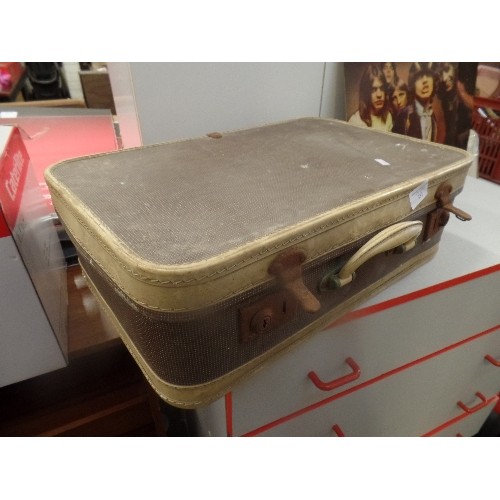 332 - SMALL VINTAGE SUITCASE IN 2-TONE MOCHA & CREAM. Dimensions are
51cm wide x 32cm deep x 15cm high