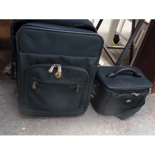 323 - SKYFLIGHT SUITCASE & MATCHING VANITY CASE. FORREST GREEN. GOOD CLEAN CONDITION.