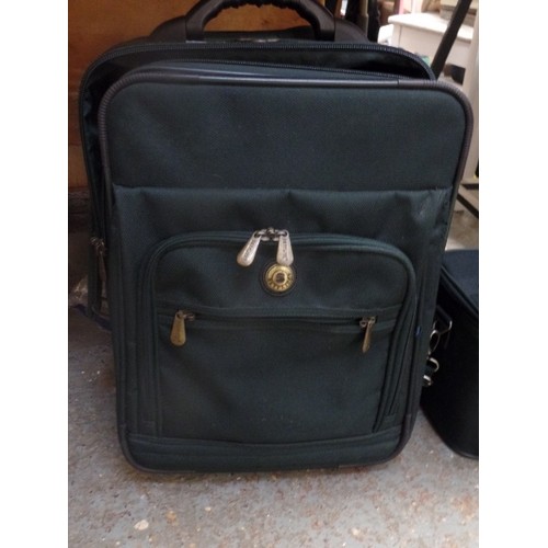 323 - SKYFLIGHT SUITCASE & MATCHING VANITY CASE. FORREST GREEN. GOOD CLEAN CONDITION.