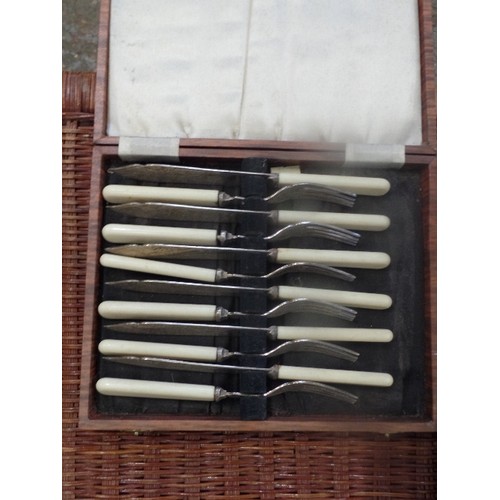 292 - VINTAGE CUTLERY SETS IN ORIGINAL BOXES. TOGETHER WITH A BEAUTIFUL MANICURE SET IN ORIGINAL BOX, & CH... 