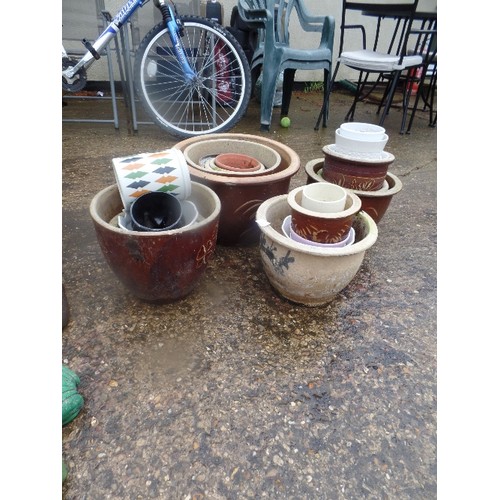 395 - QUANTITY OF MIXED EARTHENWARE AND CERAMIC PLANT POTS