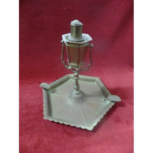 10 - UNUSUAL BRASS ASHTRAY TABLE LIGHTER IN STREET LIGHT DESIGN