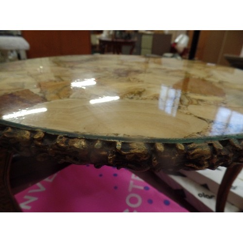 171 - AN ATTRACTIVE PAIR OF CIRCULAR OCCASIONAL/COFFEE TABLES, WITH ONYX/MARBLE TOPS, GILT EDGE AND LEGS.