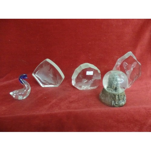 39 - 3 GLASS PAPERWEIGHTS OF ANIMALS, GLASS SWAN FIGURE AND SNOWGLOBE