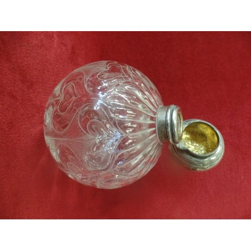 27 - A SUPERB ART NOUVEAU GLASS PERFUME BOTTLE , THE GLASS WITH MOULDED AND ETCHED HEART DESIGN, THE SILV... 