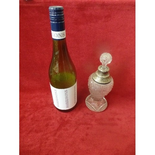 28 - A LARGE CUT GLASS VICTORIAN SCENT BOTTLE WITH SILVER COLLAR, LONDON HALLMARK, HENRY PERKINS & SONS -... 