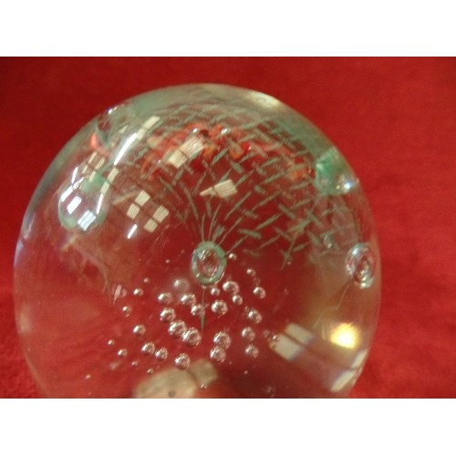 9 - AN UNUSUAL VINTAGE GLASS PAPERWEIGHT WITH THREE CELESTIAL EYED GOLDFISH AND NET AND BUBBLE DESIGN - ... 