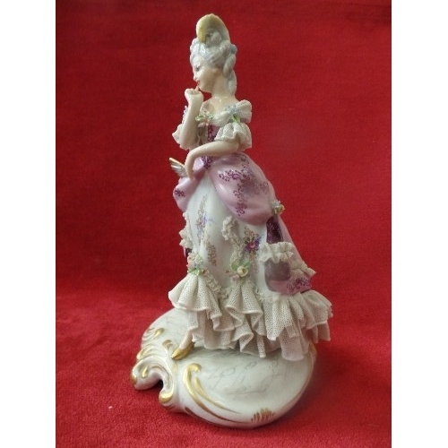 13 - A BEAUTIFUL MID TO LATE 20TH CENTURY NAPLES PORCELAIN FIGURINE OF A LADY WITH A FAN. LACEWORK FRILL ... 