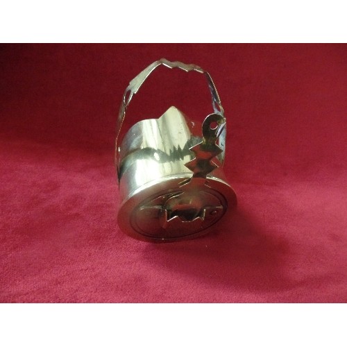 72 - A VERY GOOD WW1 TRENCH ART MINIATURE COAL SKUTTLE COMPLETE WITH A SHOVEL - THE SHELL END NUMBERED AN... 