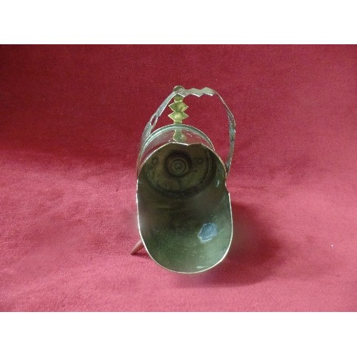 72 - A VERY GOOD WW1 TRENCH ART MINIATURE COAL SKUTTLE COMPLETE WITH A SHOVEL - THE SHELL END NUMBERED AN... 