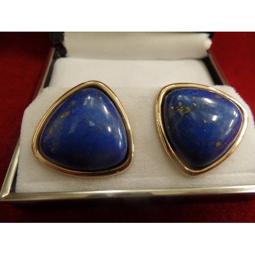 49 - A BEAUTIFUL PAIR OF LARGE AMERICAN DESIGNER LAPIS LAZULI AND 14CT GOLD EARRINGS, BY PETER BRAMS, IN ... 