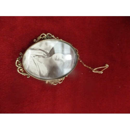 51 - A GOOD SELECTION OF VICTORIAN AND LATER COSTUME JEWELLERY INCLUDING A PINCHBECK GOLD PHOTO LOCKET BR... 