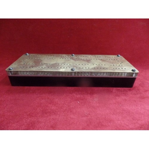 76 - A QUALITY CIRCA 1930'S CRIBBAGE BOARD IN BRASS,  ON A BASE OF BLACK BAKELITE, STEEL AND CLEAR LUCITE