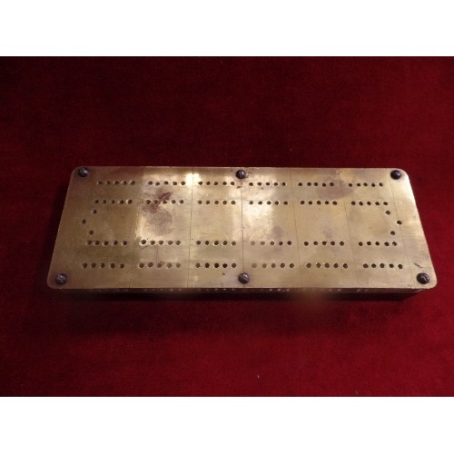 76 - A QUALITY CIRCA 1930'S CRIBBAGE BOARD IN BRASS,  ON A BASE OF BLACK BAKELITE, STEEL AND CLEAR LUCITE