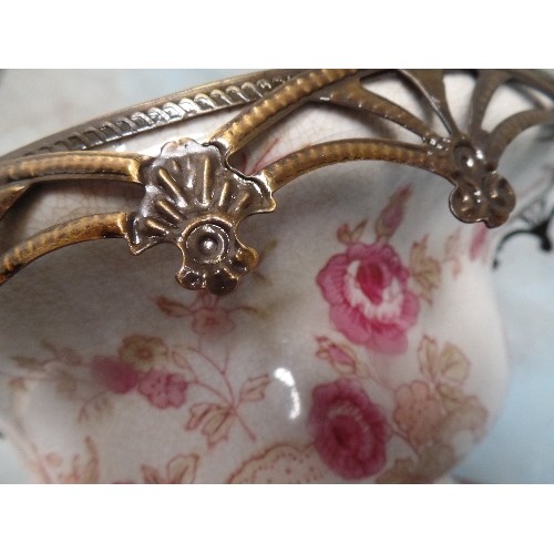 197 - A BEAUTIFUL DECORATIVE EARTHENWARE BOWL IN PALE GREY GLAZE, DECORATED WITH FLOWERS AND LACE PATTERN ... 