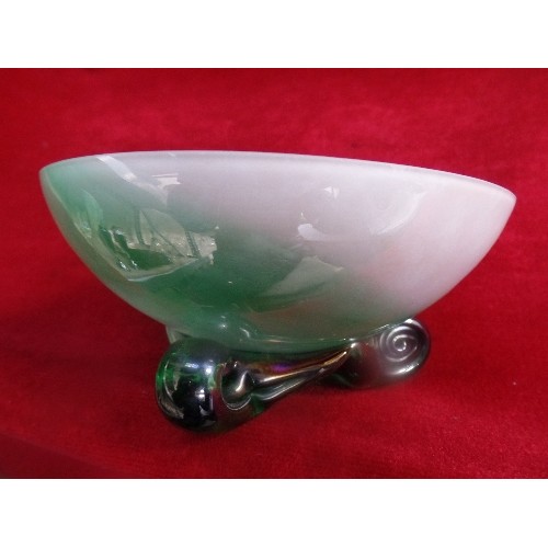 194 - A BEAUTIFUL 20TH CENTURY CASED GLASS BOWL ON THREE SCROLL FEET. THE BOWL WITH PURE WHITE GLASS INTER... 