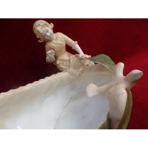 195 - AN EARLY 20TH CENTURY PORCELAIN ART NOIUVEAU BOWL WITH THE FIGURE OF A GIRL WITH SAIL & SEAGULL IN G... 