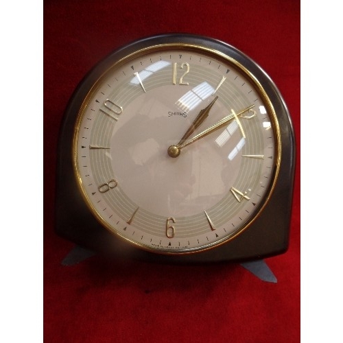 217 - A CIRCA 1950'S BAKELITE CLOCK BY SMITHS - VERY STYLISH CLOCK CASE AND DIAL IN GOOD CONDITION. LACKIN... 