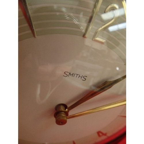 217 - A CIRCA 1950'S BAKELITE CLOCK BY SMITHS - VERY STYLISH CLOCK CASE AND DIAL IN GOOD CONDITION. LACKIN... 