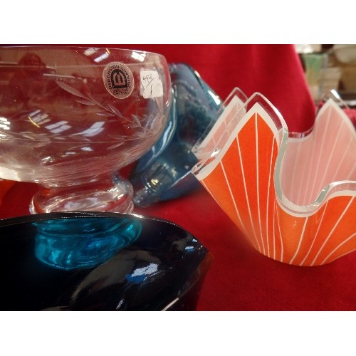 223 - A SELECTION OF MID CENTURY AND MODERN GLASS INCLUDING A MURANO ORANGE GLASS BIRD BOWL, A DARTINGTON ... 