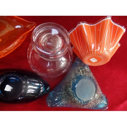 223 - A SELECTION OF MID CENTURY AND MODERN GLASS INCLUDING A MURANO ORANGE GLASS BIRD BOWL, A DARTINGTON ... 