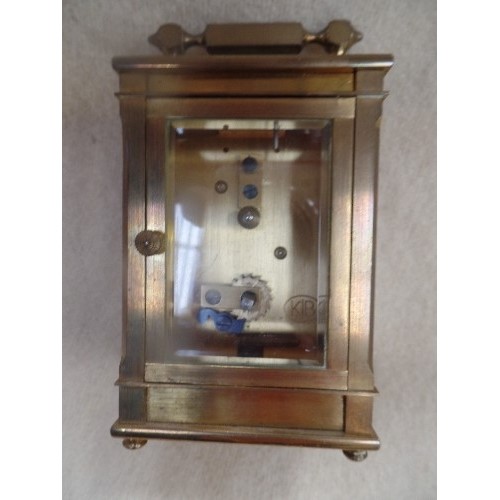 42 - A SMALL MID 20TH CENTURY BRASS CARRIAGE CLOCK BY DENT OF LONDON, THE MOVEMENT MARKED 