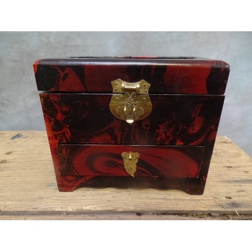 140 - A VINTAGE CHINESE LACQUERED JEWELLERY BOX WITH DRAWER, THE LID WITH A CORK SCULPTURE PANEL UNDER GLA... 