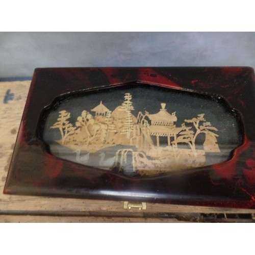 140 - A VINTAGE CHINESE LACQUERED JEWELLERY BOX WITH DRAWER, THE LID WITH A CORK SCULPTURE PANEL UNDER GLA... 