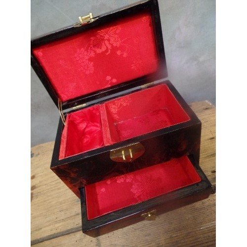 140 - A VINTAGE CHINESE LACQUERED JEWELLERY BOX WITH DRAWER, THE LID WITH A CORK SCULPTURE PANEL UNDER GLA... 