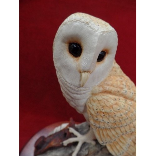 101 - BORDER FINE ARTS BARN OWL ON A POST, WITH BOX - 1998 - ON A WOODEN PLINTH. 26CM