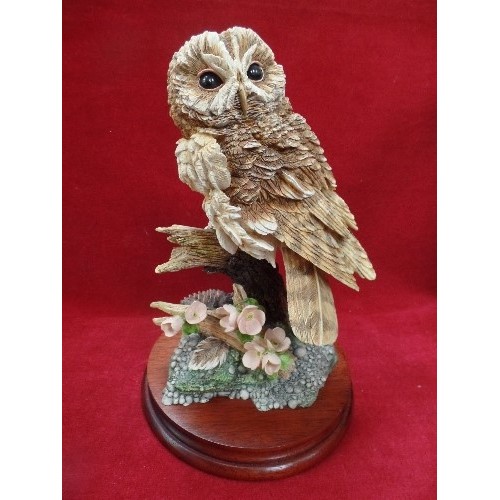 100 - LIMITED EDITION CHILTERN BORDER FINE ARTS TAWNY OWL , 1355/ 1850. WITH CERTIFICATE AND BOX - ON A WO... 