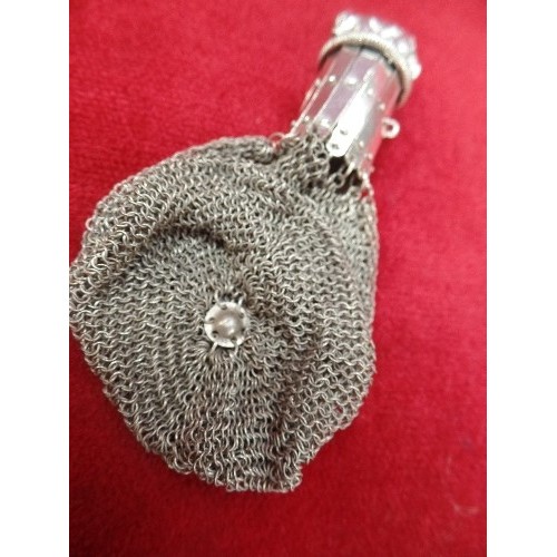 29B - AN EDWARDIAN SILVER METAL CHAIN MESH PURSE WITH A BEAR FINIAL  - PROBABLY FRENCH