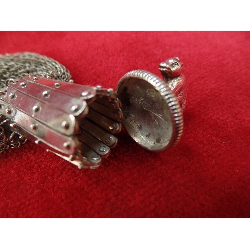 29B - AN EDWARDIAN SILVER METAL CHAIN MESH PURSE WITH A BEAR FINIAL  - PROBABLY FRENCH