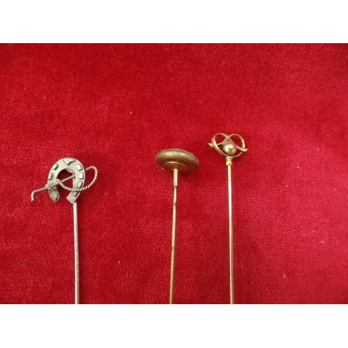 18A - AN ART NOUVEAU CHARLES HORNER ROLLED GOLD HATPIN WITH 