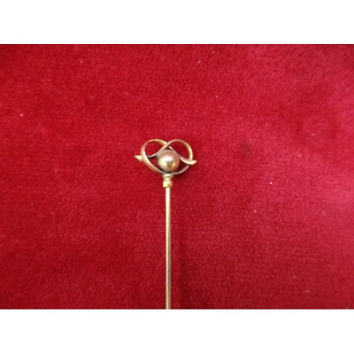 18A - AN ART NOUVEAU CHARLES HORNER ROLLED GOLD HATPIN WITH 