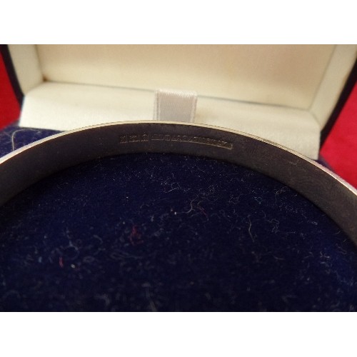 43E - A 1970'S SILVER BRACELET ENGRAVED WITH A BARK DESIGN - BIRMINGHAM 1972 - 16 GRAMS