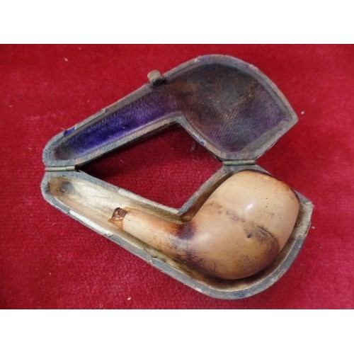 68 - A COLLECTION OF ANTIQUE AND VINTAGE PIPES AND CASES. INCLUDES A BRIAR AND AMBER PIPE WITH SILVER COL... 