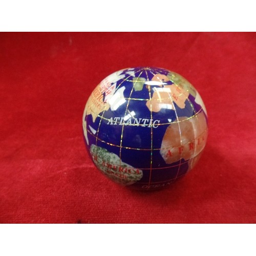 86 - THREE GRADUATED GEMSTONE GLOBES IN A FITTED BOX, THE LARGEST 7CM