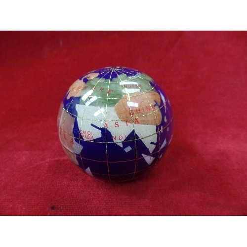 86 - THREE GRADUATED GEMSTONE GLOBES IN A FITTED BOX, THE LARGEST 7CM