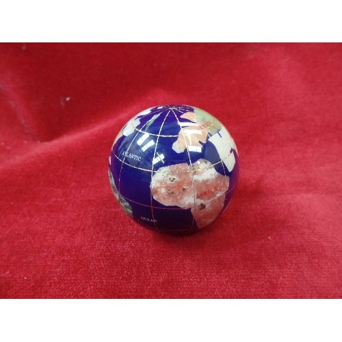 86 - THREE GRADUATED GEMSTONE GLOBES IN A FITTED BOX, THE LARGEST 7CM