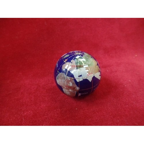 86 - THREE GRADUATED GEMSTONE GLOBES IN A FITTED BOX, THE LARGEST 7CM