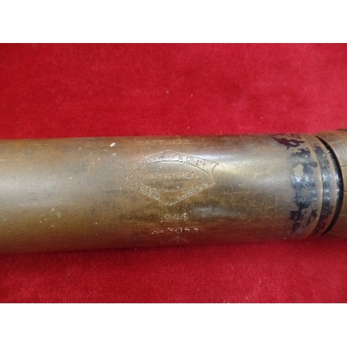 90 - A HEAVY 1944 WW2 MILITARY ISSUE OTTWAY ARTILLERY SIGHTING SCOPE, PATT 1132, 20 INCHES LONG, WITH FUL... 