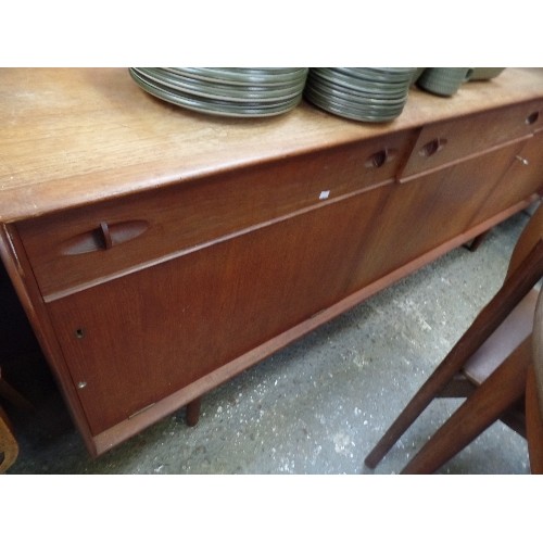 257 - STYLISH 1960'S TEAK SIDEBOARD  BY DALESCRAFT FURNITURE IN THE DANISH STYLE - PART RECESSED HANDLES, ... 