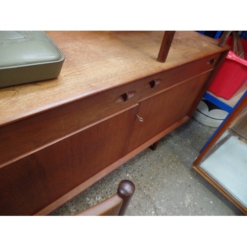 257 - STYLISH 1960'S TEAK SIDEBOARD  BY DALESCRAFT FURNITURE IN THE DANISH STYLE - PART RECESSED HANDLES, ... 