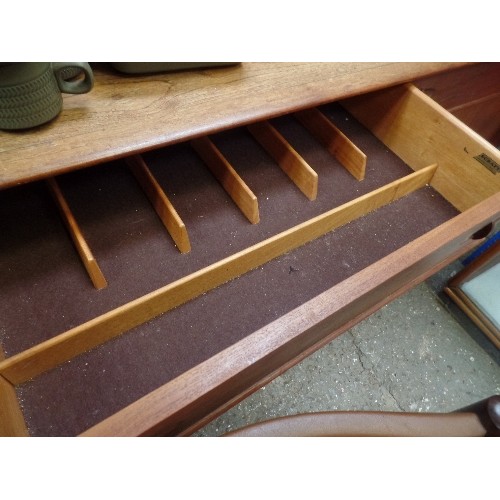 257 - STYLISH 1960'S TEAK SIDEBOARD  BY DALESCRAFT FURNITURE IN THE DANISH STYLE - PART RECESSED HANDLES, ... 